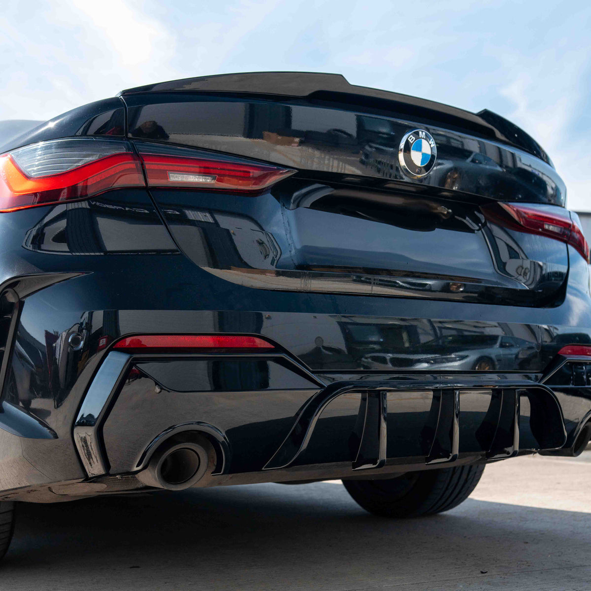 BMW G22 G23 4 Series 2020-2024 CT Carbon gloss black round tip diffuser for pre-LCI models, shown installed on the rear of the vehicle.