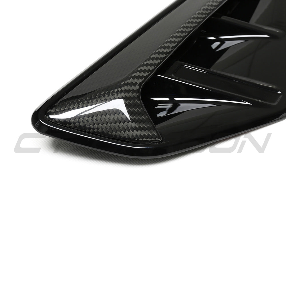 BMW F95 X5M pre-LCI carbon fibre front fender trim by CT Carbon, close-up of the sleek, lightweight accessory on the vehicle.