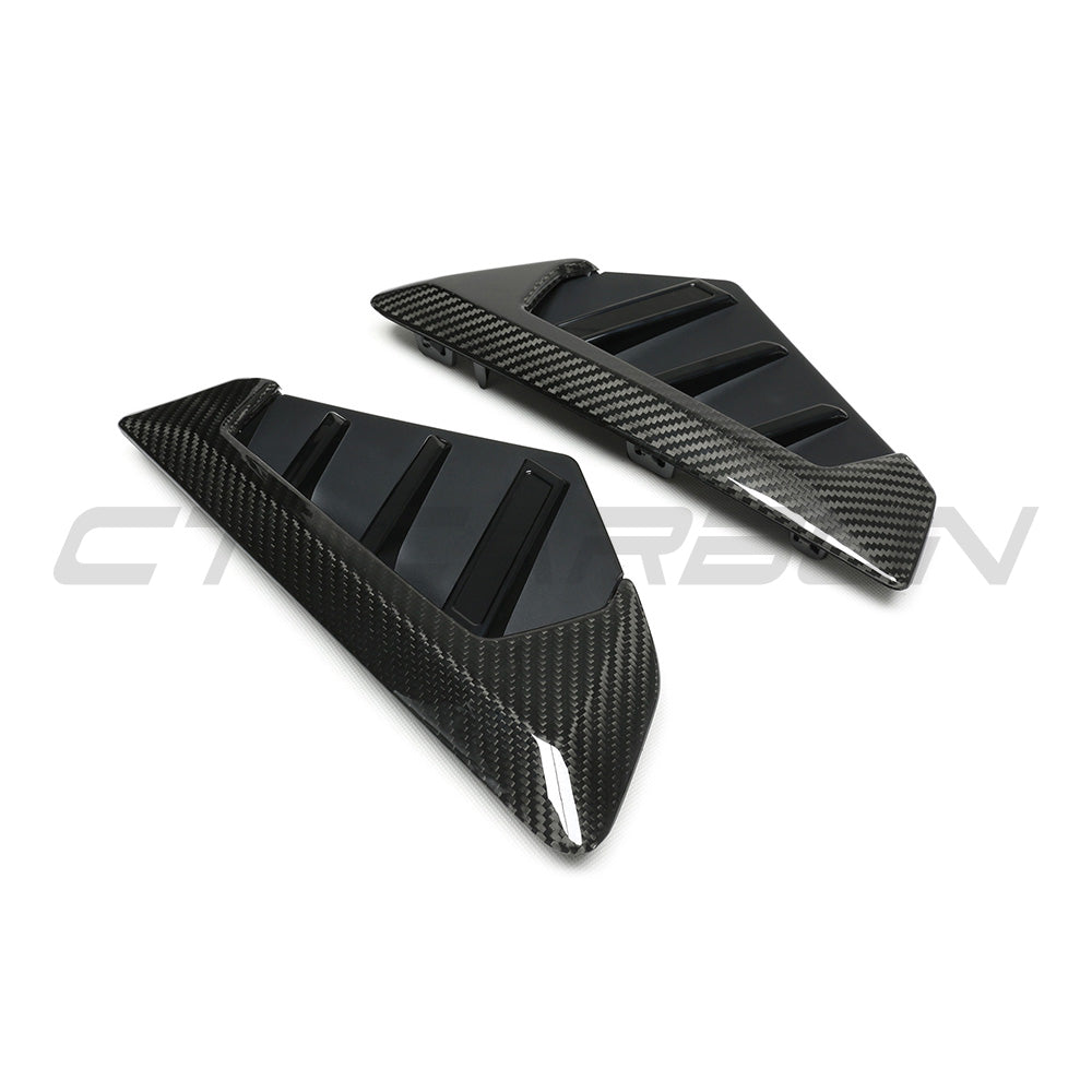 BMW F95 X5M 2023+ carbon fiber front fender trim accessory by CT Carbon, showcasing the sleek, textured finish on the vehicle's front fender.