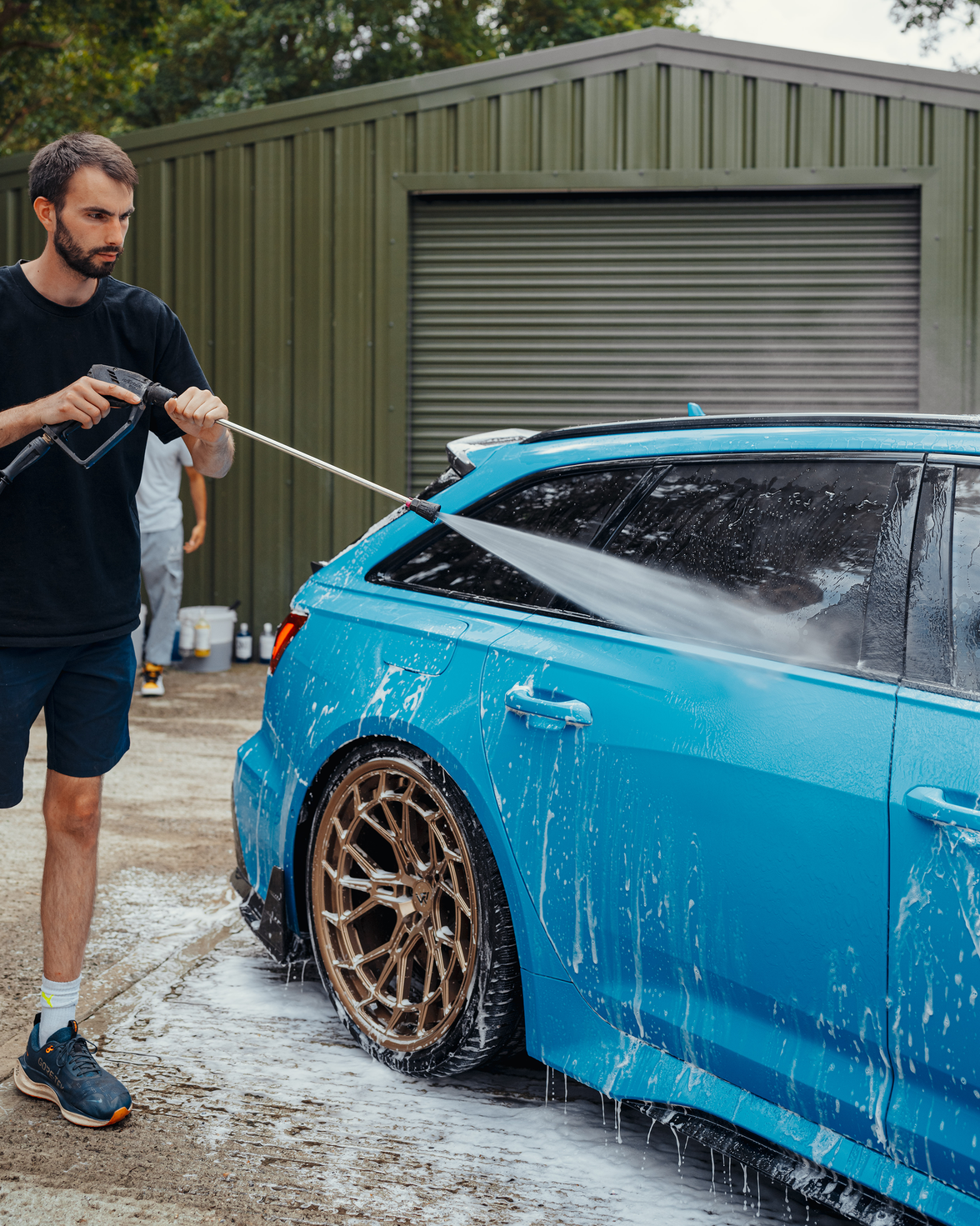 StjarnaGloss Bubblor-pH-Neutral Pure Car Shampoo bottle with foam and car surface, showcasing pH-neutral formula for vehicle cleaning.