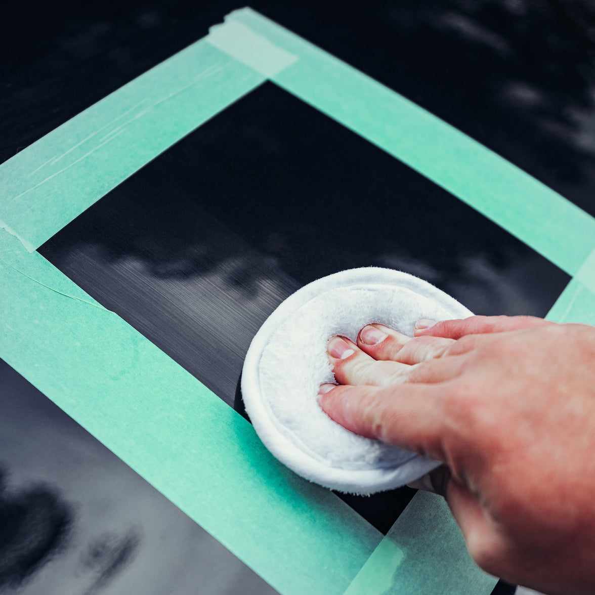 StjarnaGloss STJARNAGLOSS protective glaze applied on ceramic surface, showcasing a glossy, smooth finish.