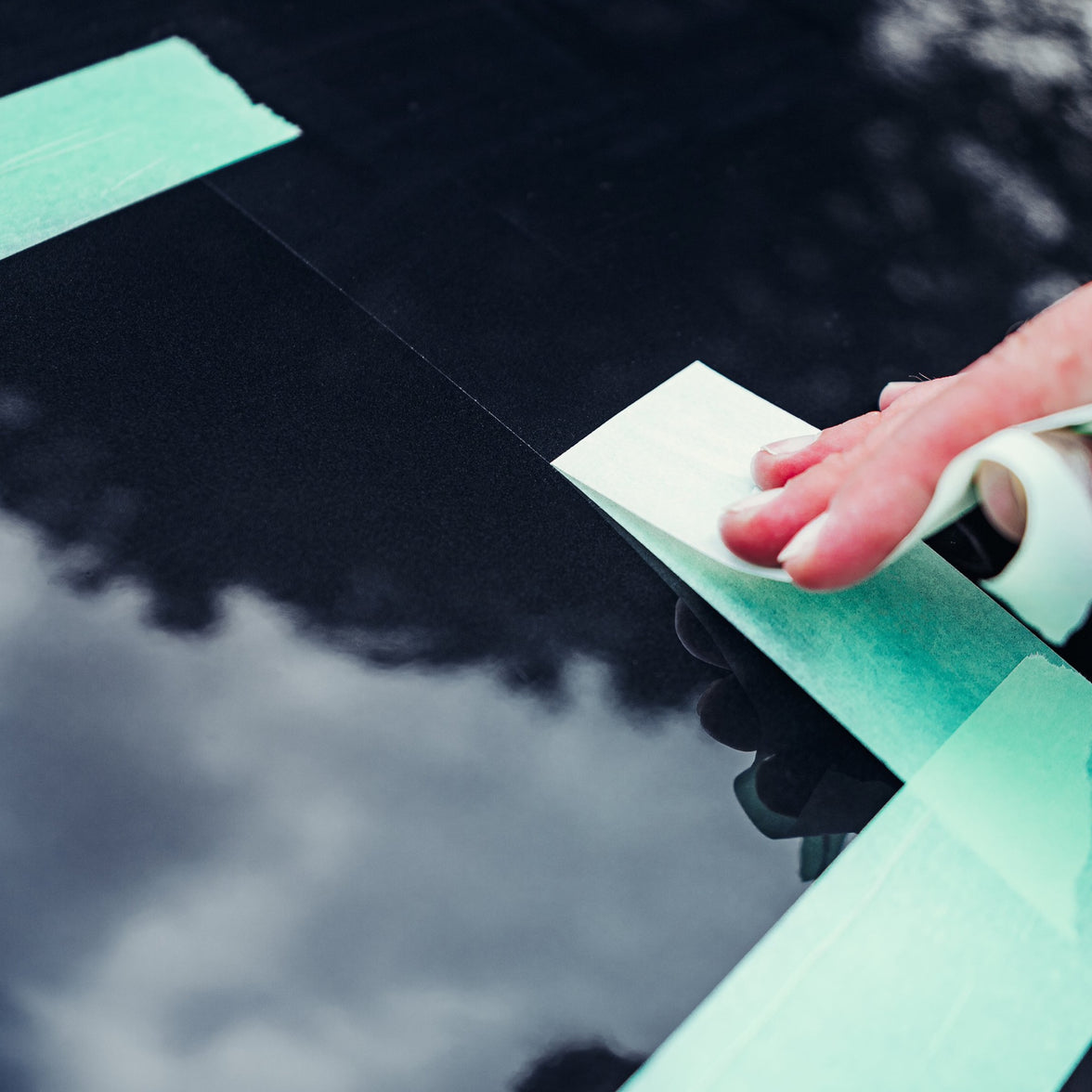 StjarnaGloss STJARNAGLOSS protective glaze applied to ceramic surface, showcasing a smooth, glossy finish.