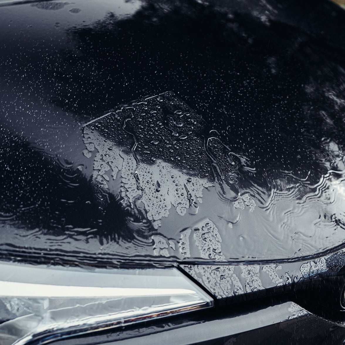 StjarnaGloss STJARNAGLOSS protective glaze applied on ceramic surface, showcasing a smooth, glossy finish.