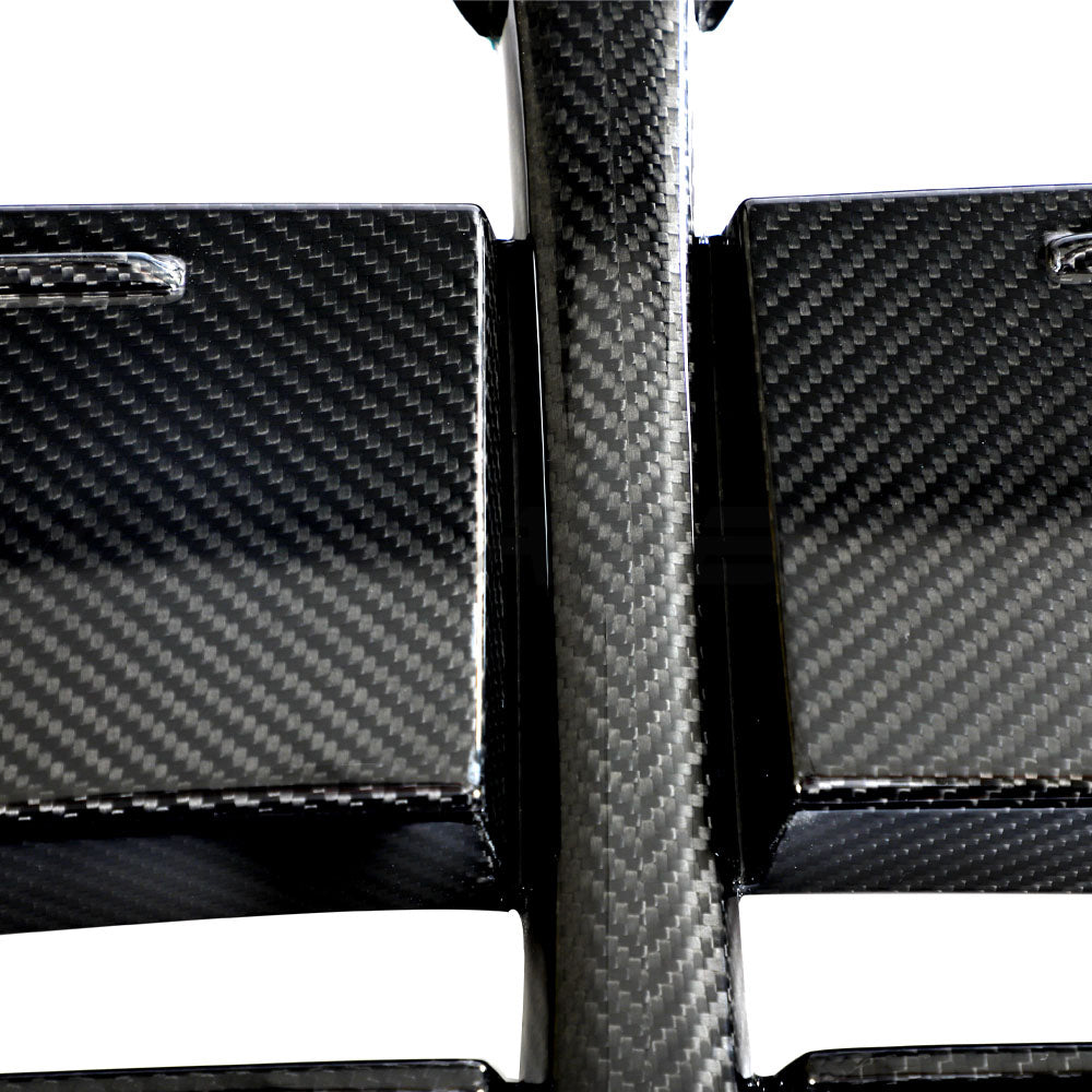 BMW 4 Series G22 G23 CT Carbon CSL grille in carbon fiber, sporty design, without ACC, shown on vehicle front.