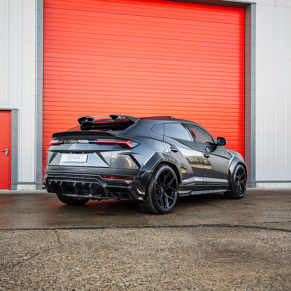 Lamborghini Urus side skirts in carbon fiber by CT Carbon, showing sleek aerodynamic design and detailed craftsmanship.