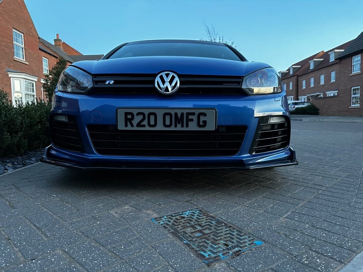 CT Carbon Volkswagen Golf R20 MK6 2009-2013 gloss black splitter, close-up view of the aerodynamic splitte