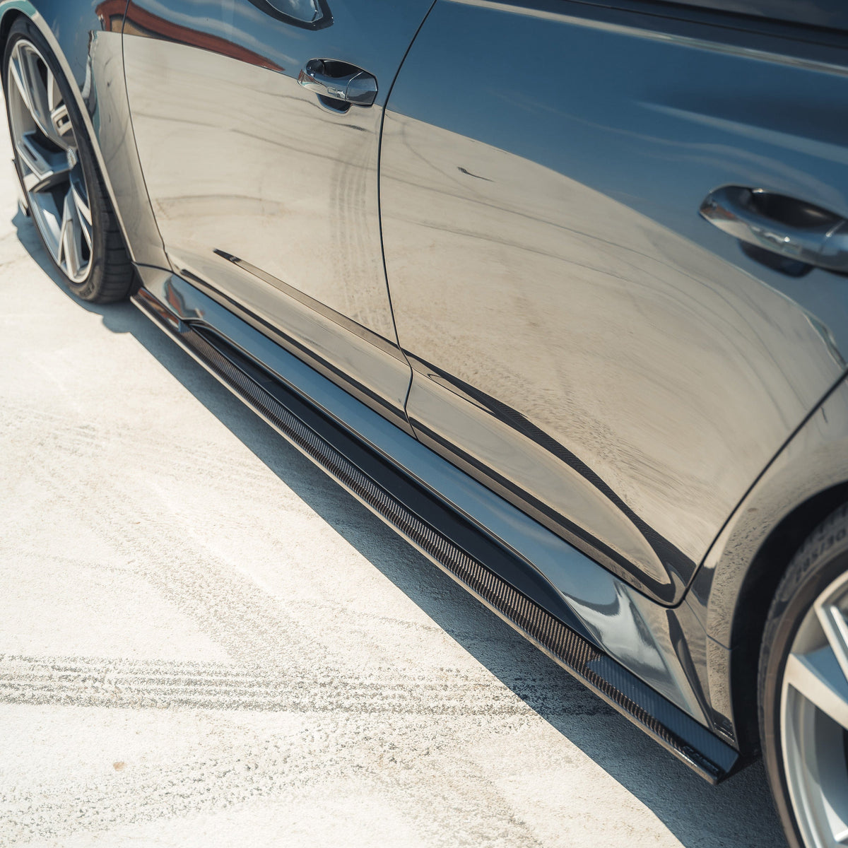 Carbon fibre side skirts for Audi RS6/RS7 C8 Avant 2019+ by CT Carbon, showcasing sleek, aerodynamic design for enhanced sporty look.